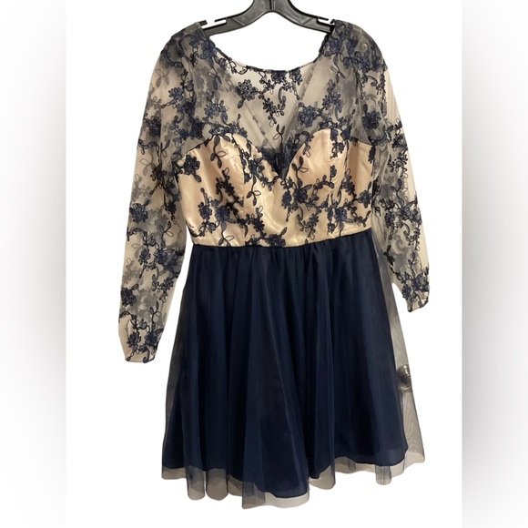 Chic Navy and Cream Lace Midi Dress - Picture 2 of 11